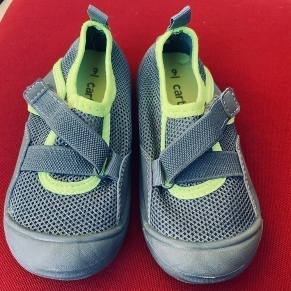BANANA BOAT Toddler Sun Hat and Carter’s Toddler Water Shoes | size 9